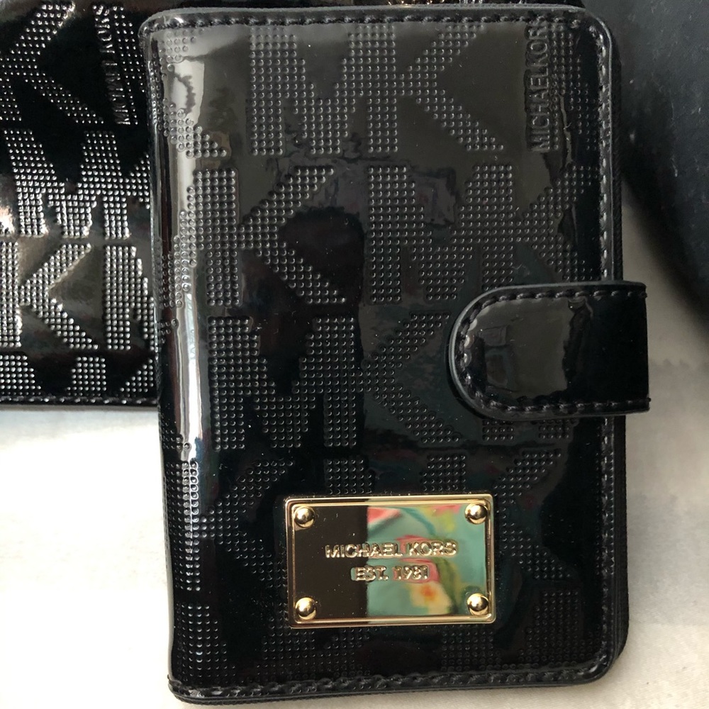 NWOT Michael Kors “MK” embossed leather wallet
